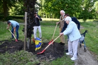 100 jarige Rijkje Maters met boom (4)