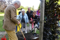100 jarige Rijkje Maters met boom (7)